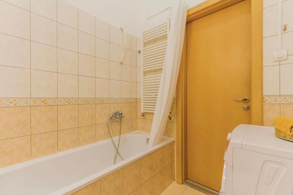 Trendy 2 Room Flat, Next To Corvin Mall Free Huge Garage! Ac,Dishwasher,Washmachine, Smart Tv 부다페스트 외부 사진