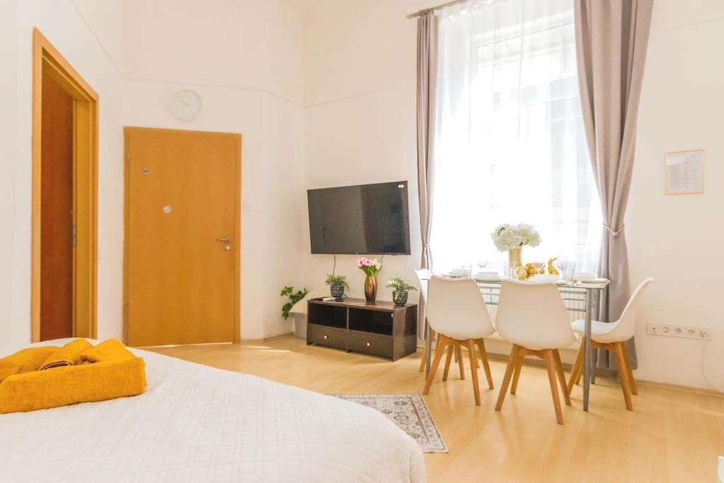 Trendy 2 Room Flat, Next To Corvin Mall Free Huge Garage! Ac,Dishwasher,Washmachine, Smart Tv 부다페스트 외부 사진